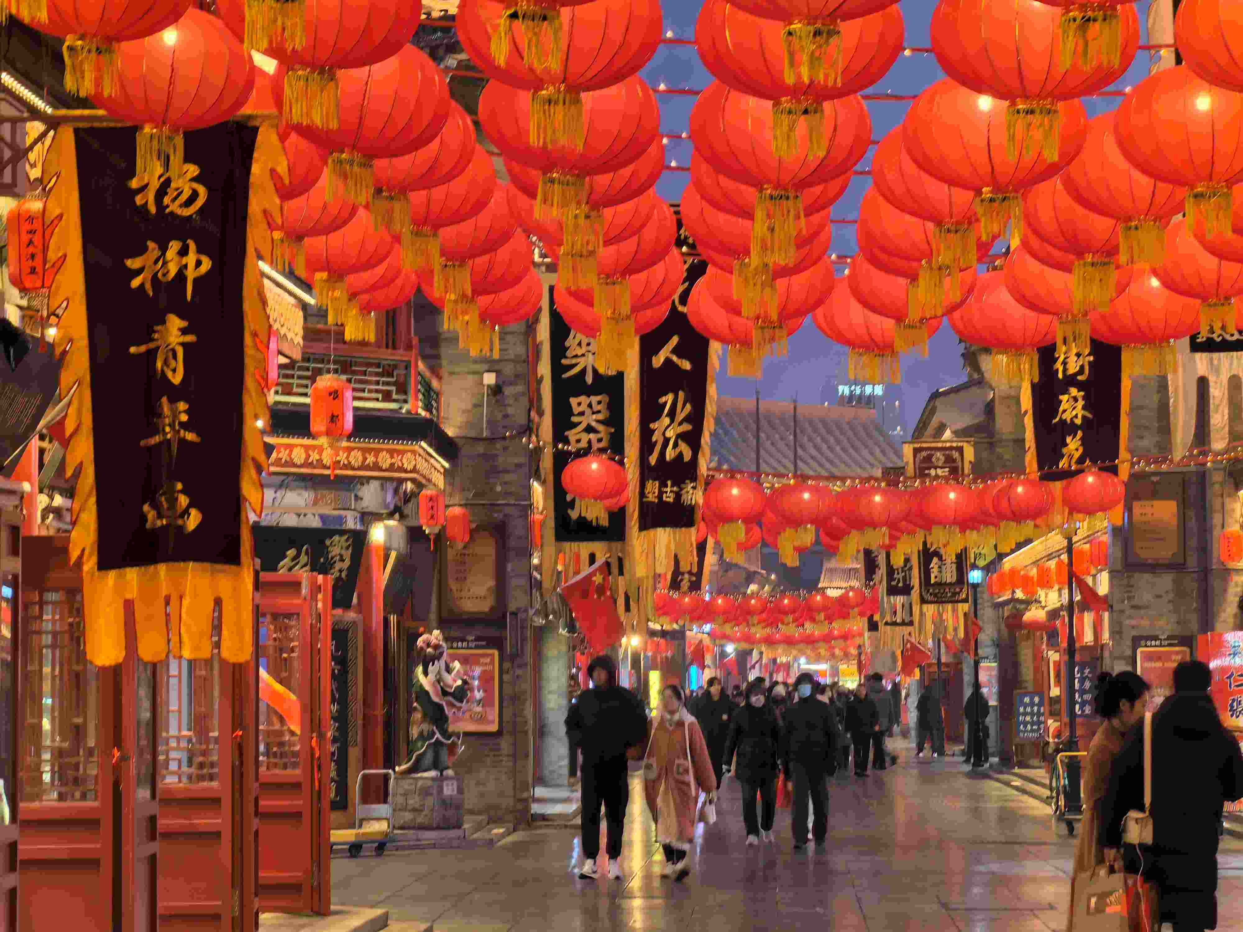 △春節(jié)臨近，古文化街上年味兒漸濃。（總臺(tái)央廣記者潘毅拍攝）