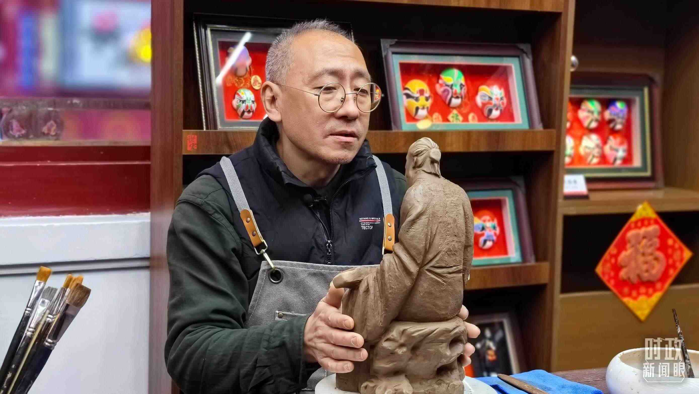 △“泥人張”的匠人正在雕塑。（總臺央視記者潘毅拍攝）