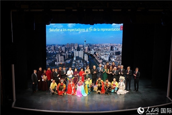 圖為王衛(wèi)大使與蒙迪諾外長等嘉賓登臺祝賀。人民網(wǎng)記者 許放攝