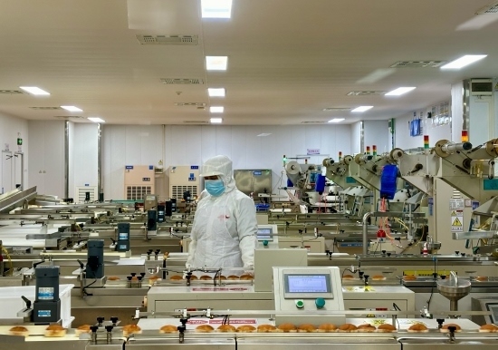 盼盼5G智慧工廠生產(chǎn)線正在進(jìn)行產(chǎn)品質(zhì)檢。人民網(wǎng)記者 金慧慧攝