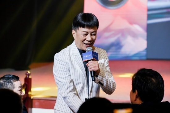 “何以中國·向海泉州”網(wǎng)絡(luò)主題活動(dòng)現(xiàn)場，陳百潭演出時(shí)與觀眾互動(dòng)。泉州廣播電視臺(tái)供圖