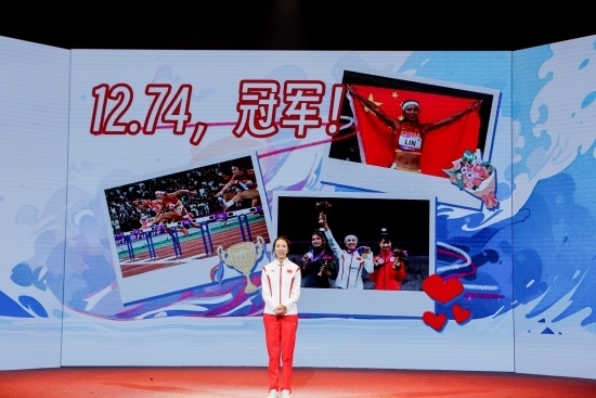 “何以中國·向海泉州”網(wǎng)絡(luò)主題活動(dòng)現(xiàn)場，林雨薇講述奪冠經(jīng)歷。泉州廣播電視臺(tái)供圖