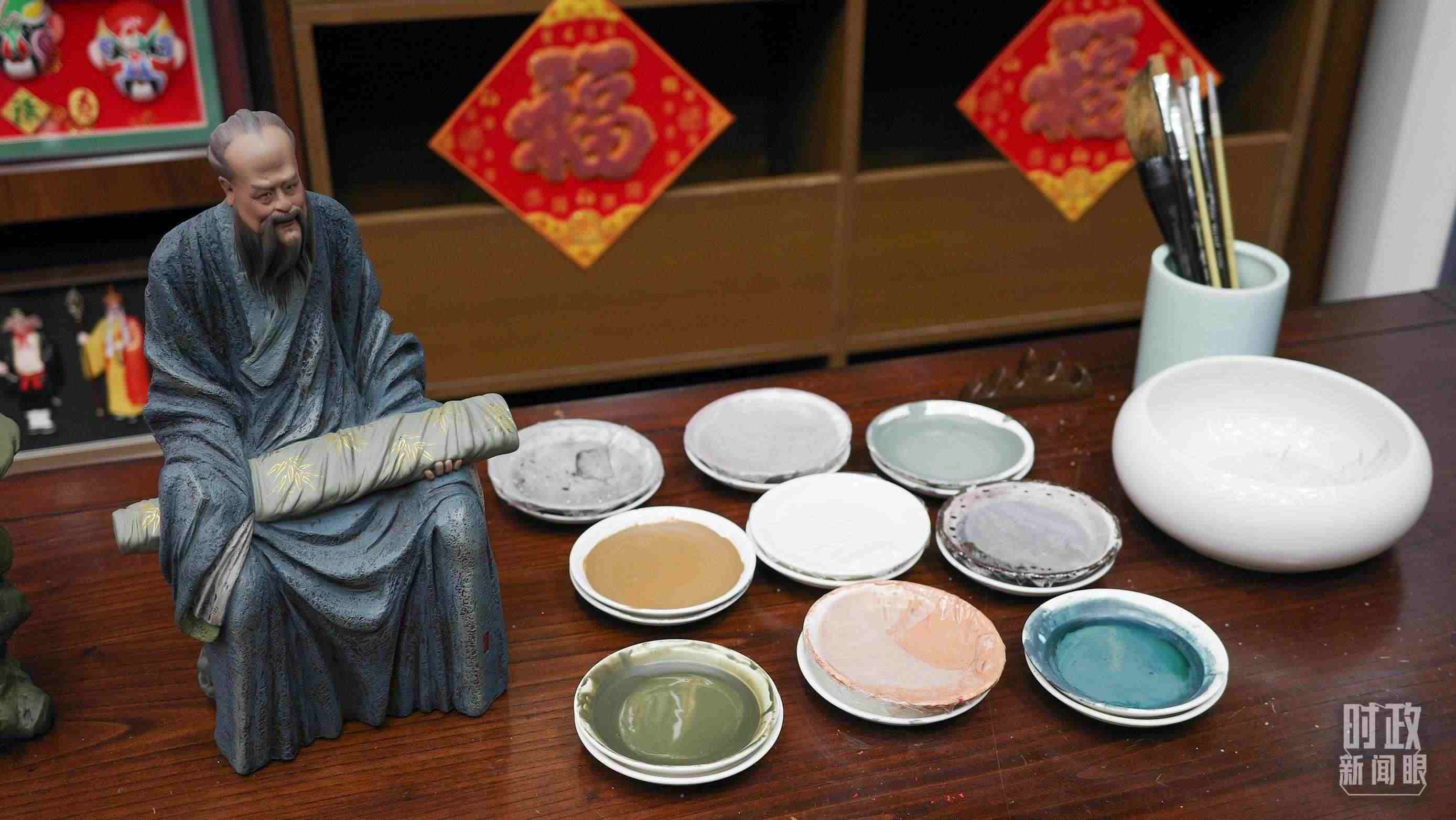 △天津古文化街，泥人張店鋪的上色顏料展示。（總臺央視記者覃思拍攝）