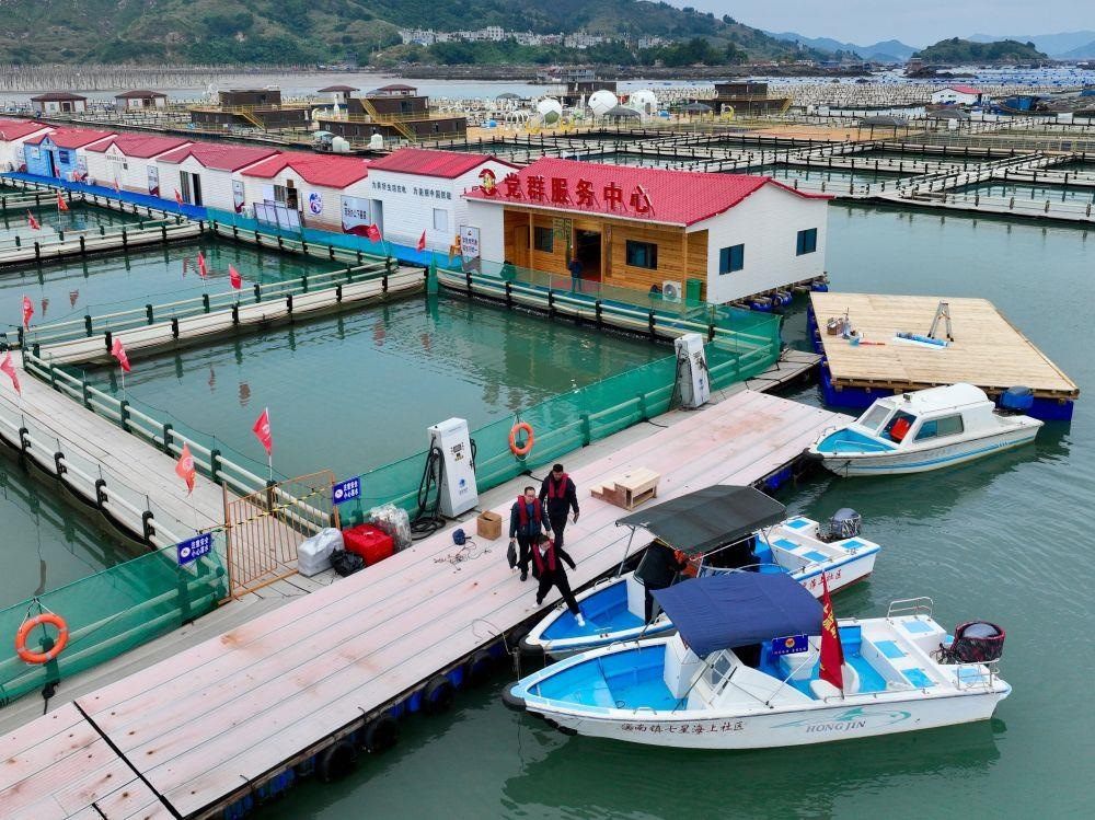 △2023年11月14日，福建寧德市霞浦縣溪南鎮(zhèn)七星海上社區(qū)的工作人員，前往轄區(qū)漁排進(jìn)行民情走訪。