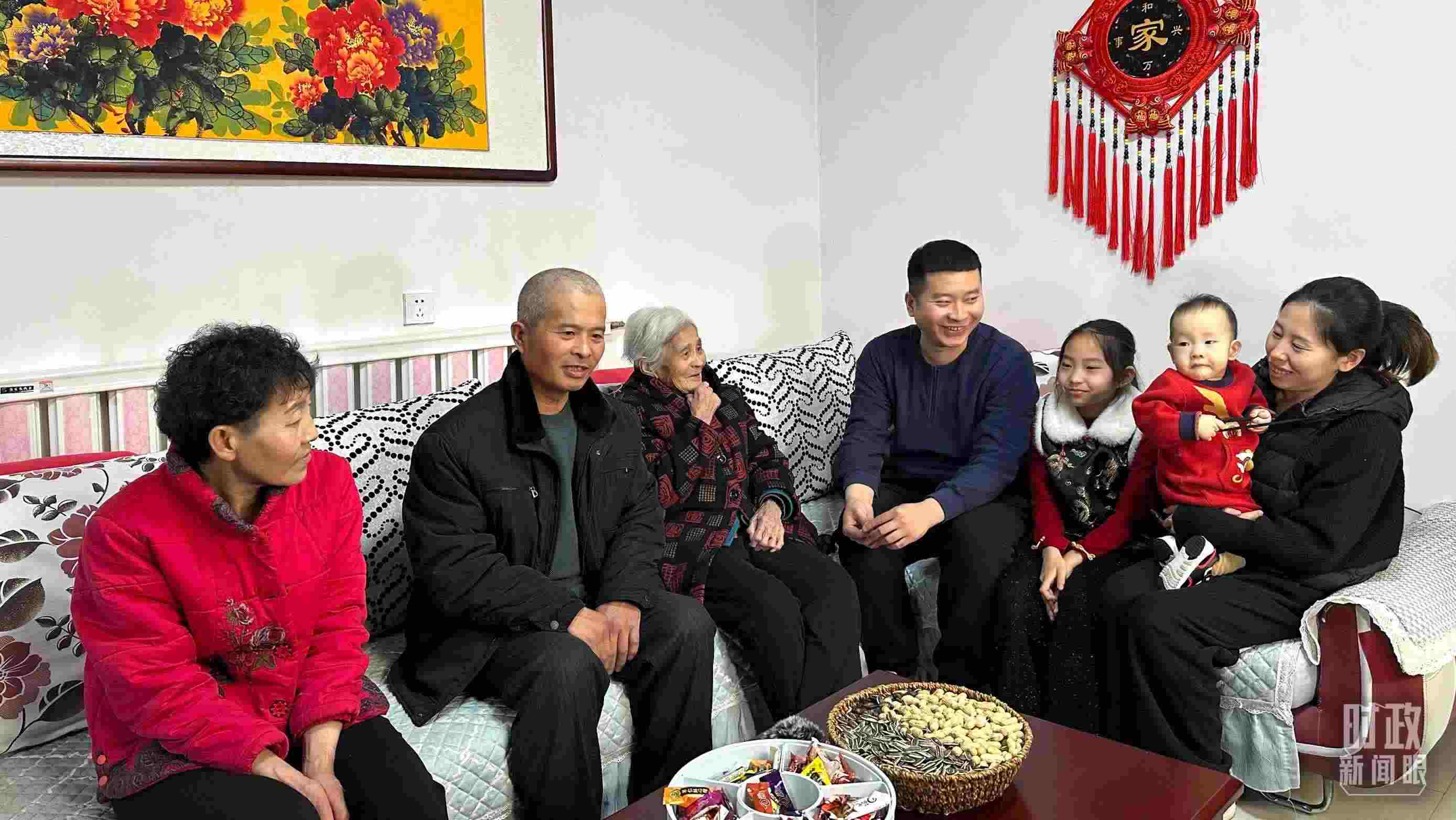 △第六埠村村民杜洪剛一家。（總臺央視記者趙化拍攝）