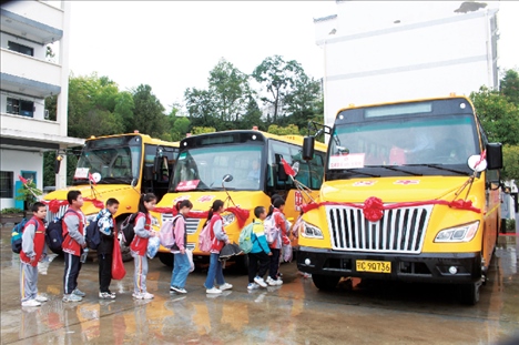 △2023年9月28日，湖北竹山縣校園直通車全域開通后，學(xué)生在有序排隊(duì)乘車。第二批主題教育開展后，竹山縣將實(shí)施農(nóng)村道路暢通工程作為為民辦實(shí)事的重要內(nèi)容。