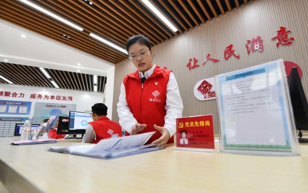 △2023年12月14日，廣西南寧市蟠龍社區(qū)，工作人員在為居民服務(wù)。