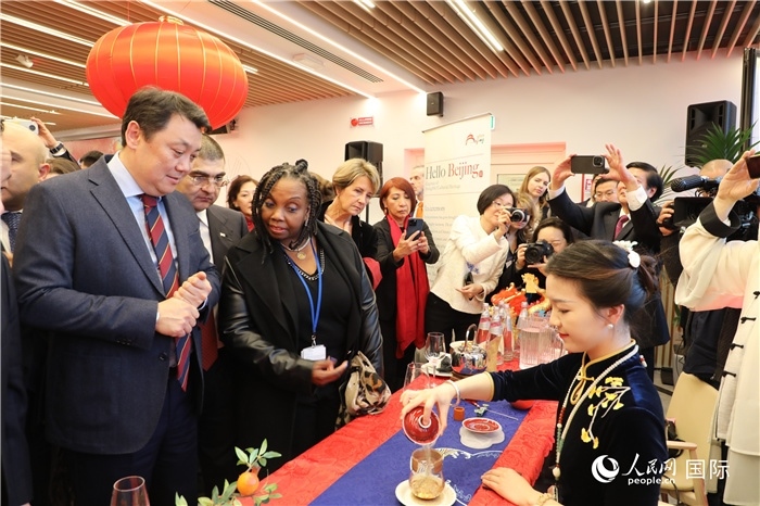 到訪嘉賓欣賞中國(guó)茶藝并品茶。 