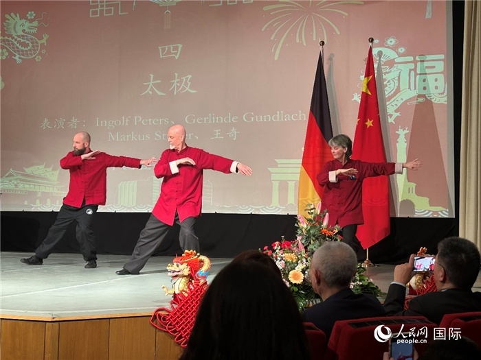 太極，表演者：Ingolf Peters、Gerlinde Gundlach、Markus Stüber