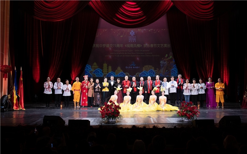 圖為韓大使、羅政府高官與泉州藝術(shù)團(tuán)演員合影。中國駐羅大使館文化處供圖。