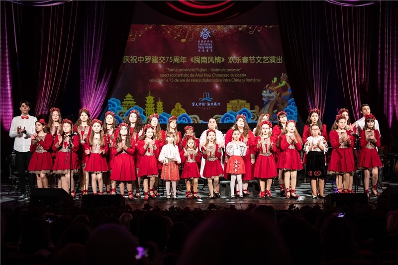 圖為羅小快板兒童合唱團(tuán)在演唱中文歌曲。 中國駐羅大使館文化處供圖。