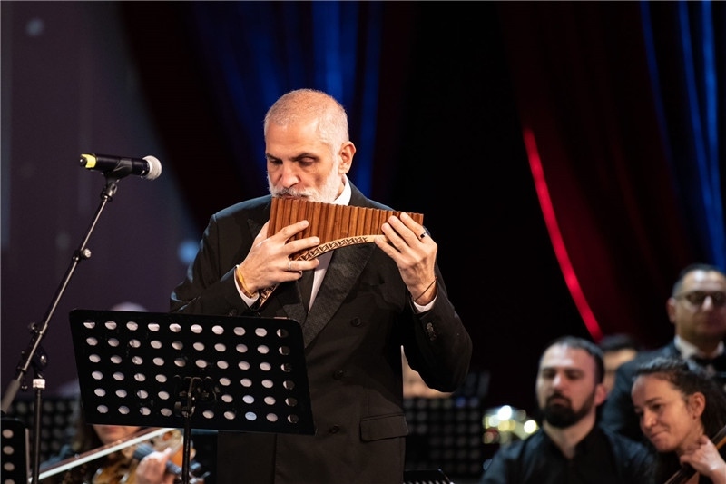 圖為著名排簫大師達(dá)米安·德拉吉奇在領(lǐng)銜演奏中國經(jīng)典曲目。 中國駐羅大使館文化處供圖。