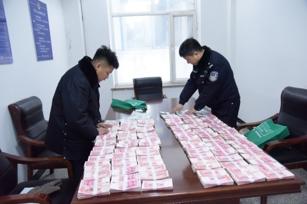 民警清點涉案資金。磐石市公安局供圖