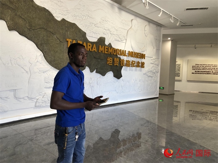 當(dāng)?shù)毓ぷ魅藛T向記者講解。人民網(wǎng)記者 黃培昭攝