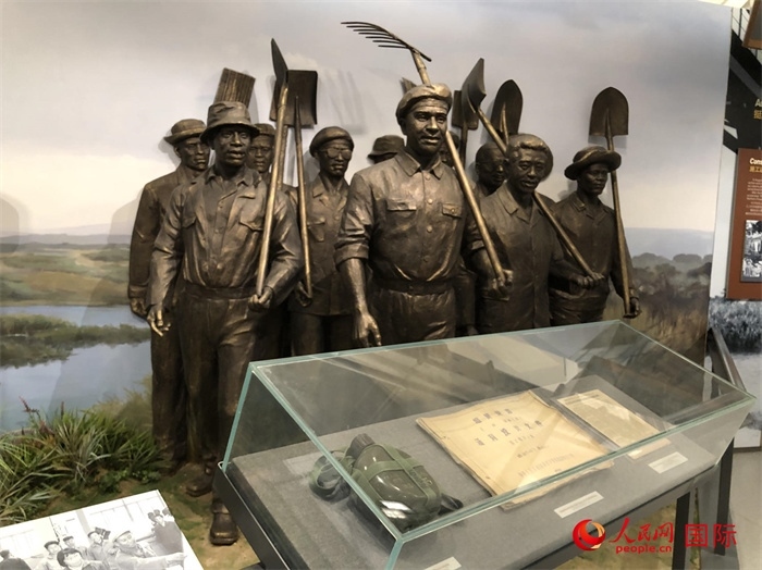 紀(jì)念園中展覽的筑路場(chǎng)景 。人民網(wǎng)記者 黃培昭攝