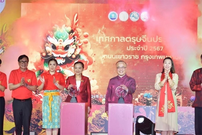 泰國(guó)旅游與體育部長(zhǎng)素妲婉、中國(guó)駐泰國(guó)使館公使吳志武代表中泰雙方同時(shí)觸按水晶球點(diǎn)亮龍頭彩燈。中國(guó)駐泰國(guó)使館供圖