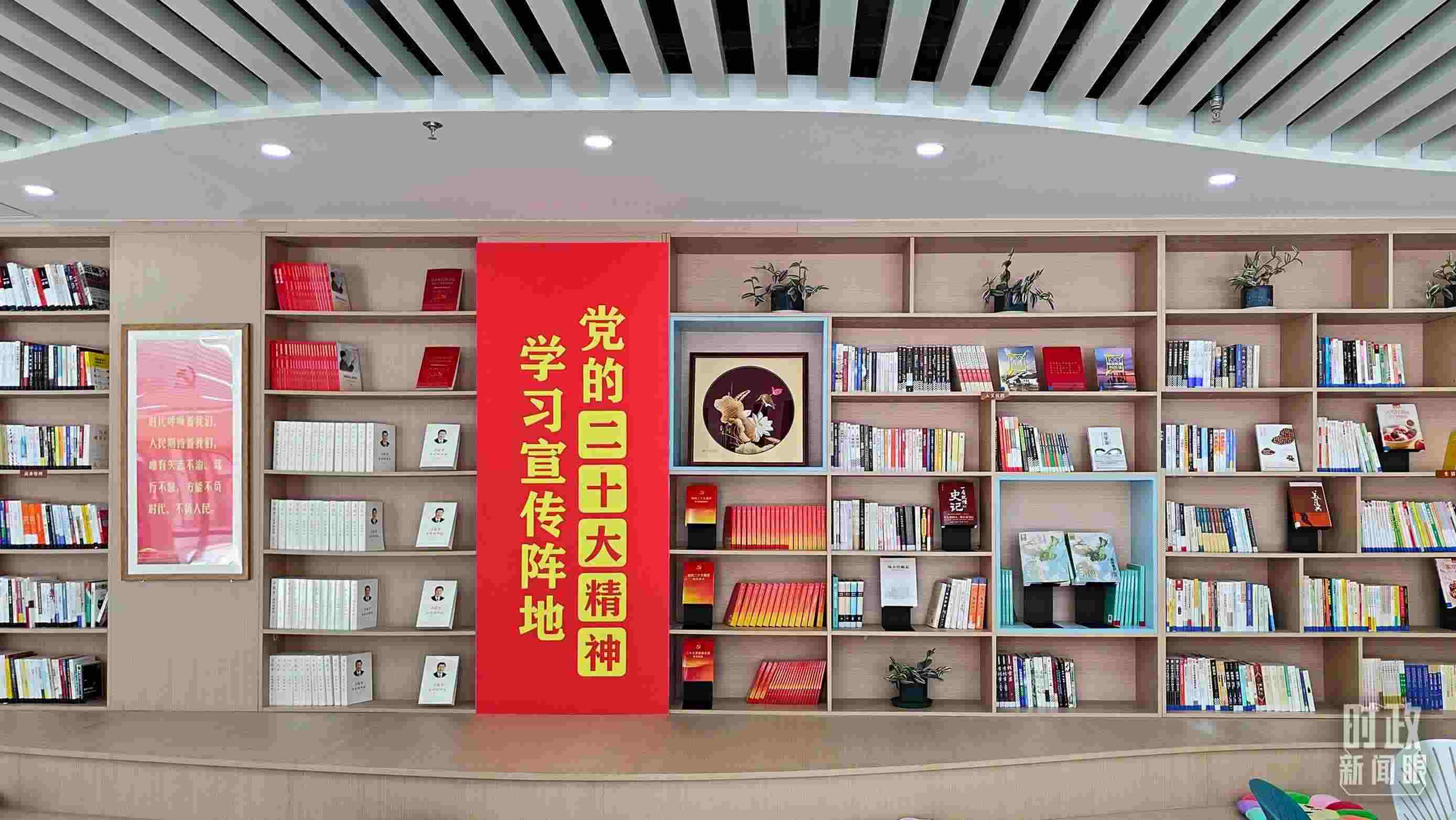 △雄安新區(qū)南文營社區(qū)黨群服務(wù)中心。2023年5月，習(xí)近平在這里強(qiáng)調(diào)要構(gòu)筑新時(shí)代宜業(yè)宜居的“人民之城”。（總臺(tái)央視記者楊立峰拍攝）