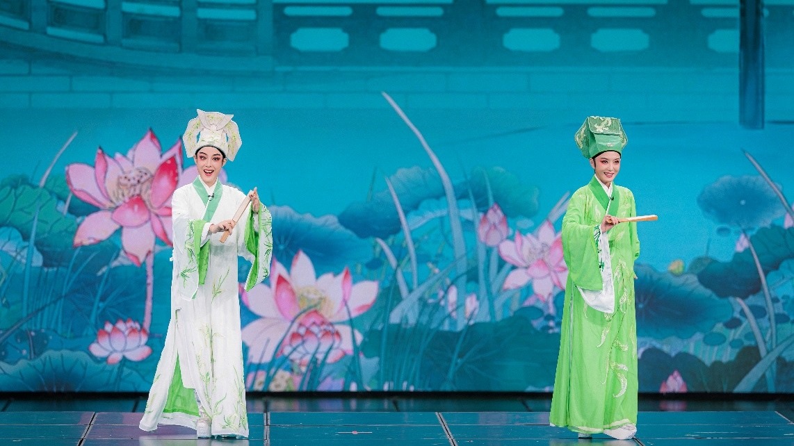 青年越劇演員陳麗君、李云霄彩排現(xiàn)場(chǎng)。主辦方供圖