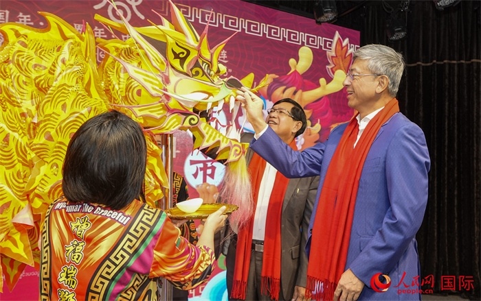 陳海大使與登梭首席部長共同為祥龍點(diǎn)睛-人民網(wǎng)記者謝佳君攝