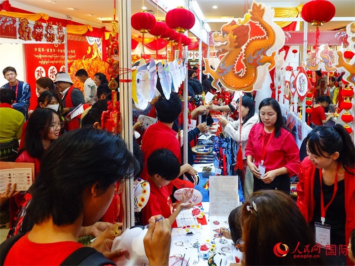 活動(dòng)現(xiàn)場(chǎng)氣氛熱烈。人民網(wǎng)記者 謝佳君攝