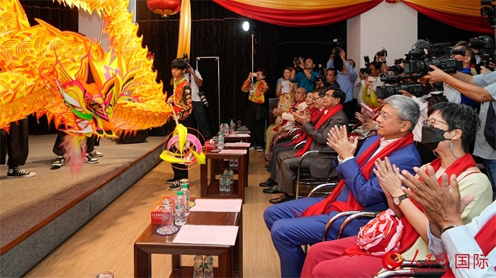 嘉賓觀看傳統(tǒng)舞龍表演。人民網(wǎng)記者 謝佳君攝
