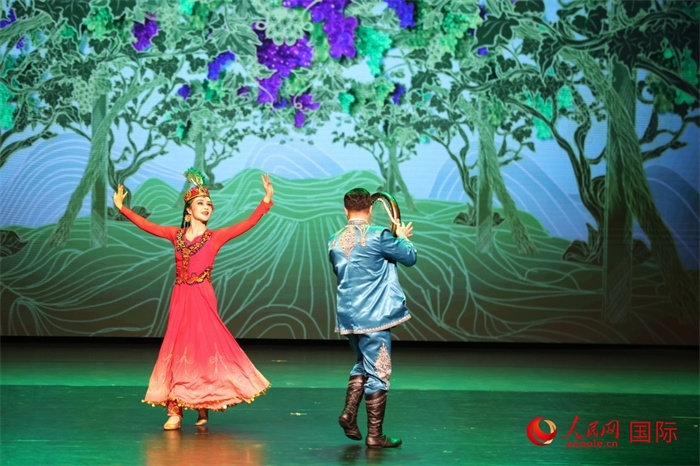 2日在阿聯(lián)酋迪拜舉行的大型音舞詩(shī)畫(huà)《新疆是個(gè)好地方》文藝演出。人民網(wǎng)記者 任皓宇攝