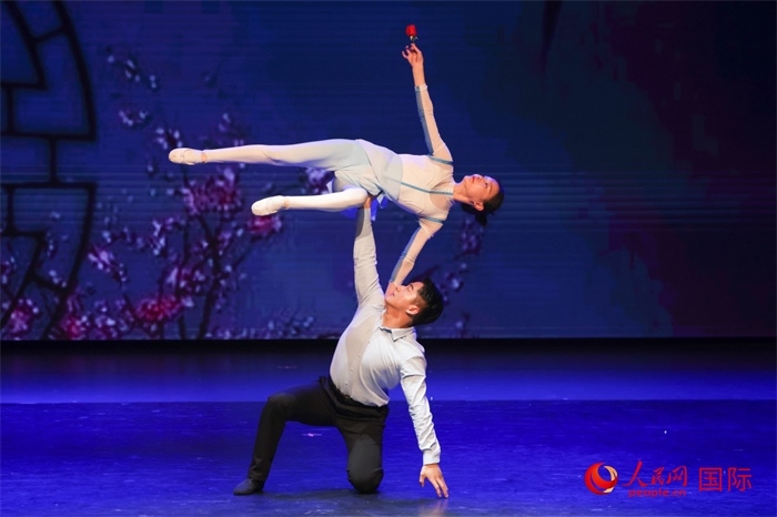 2日在阿聯(lián)酋迪拜舉行的大型音舞詩(shī)畫(huà)《新疆是個(gè)好地方》文藝演出。人民網(wǎng)記者 任皓宇攝