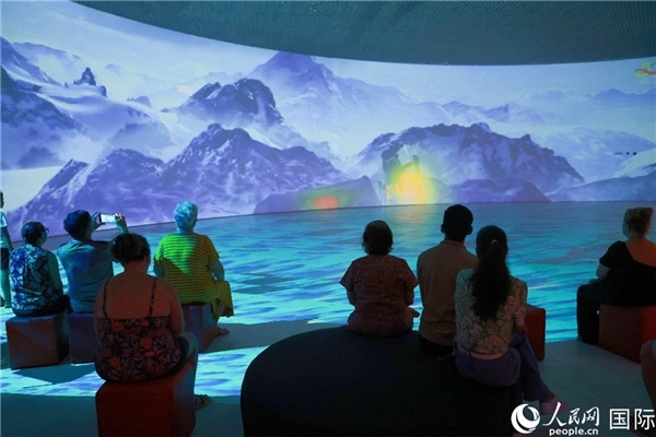 巴西民眾在活動現(xiàn)場觀賞“走進(jìn)中國：沉浸式體驗(yàn)展”。人民網(wǎng)記者 陳海琪攝