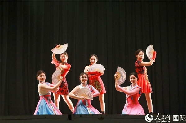 燈光秀匯演現(xiàn)場節(jié)目精彩紛呈。人民網(wǎng)記者 陳海琪攝