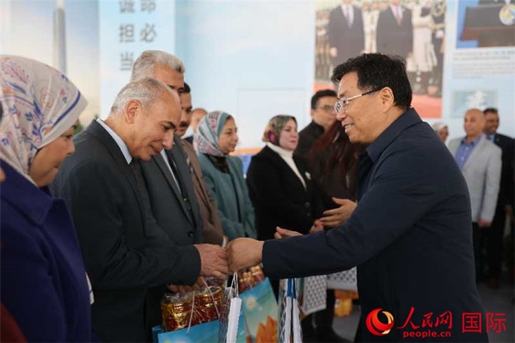中建埃及分公司董事長(zhǎng)常偉才為埃及師生發(fā)放新年禮包。人民網(wǎng)記者 黃培昭攝