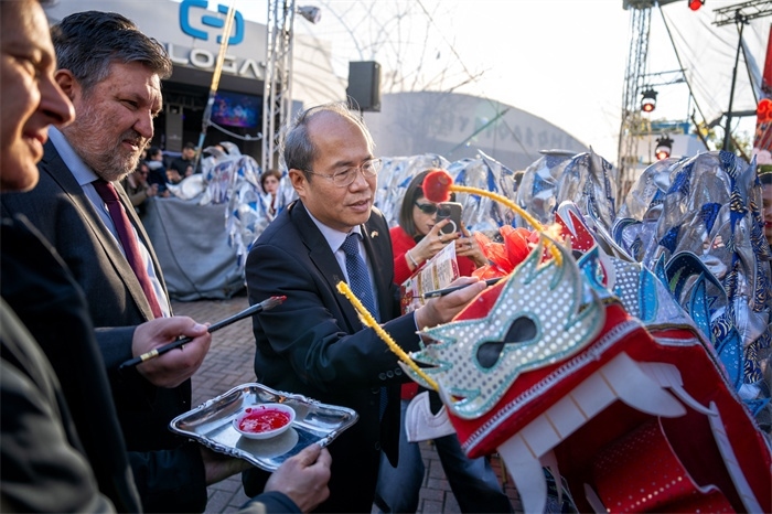 中國駐希臘大使館大使肖軍正與希方嘉賓為舞龍點(diǎn)睛。《中希時(shí)報(bào)》供圖