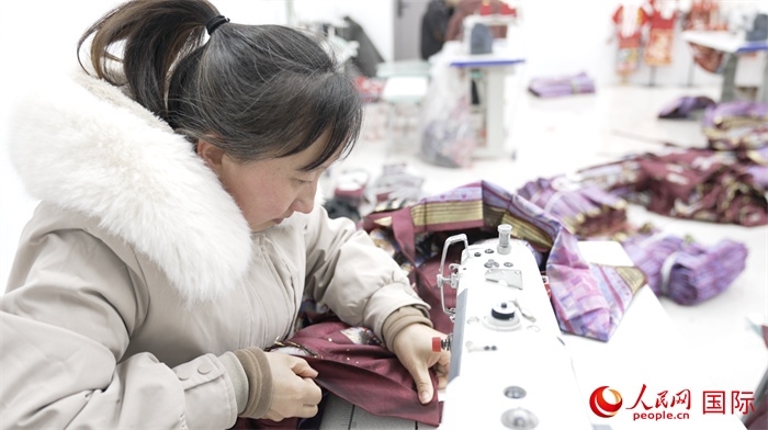 1月24日，在山東省菏澤市曹縣大集鎮(zhèn)云牧服飾有限公司，高燕正在縫制馬面裙。 人民網(wǎng)記者 袁蒙攝