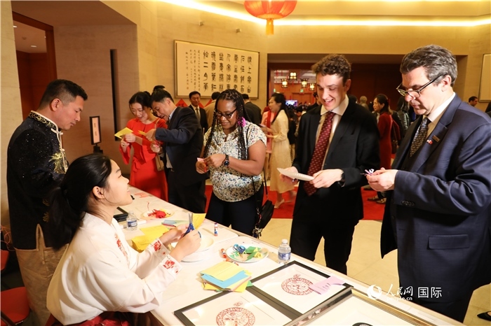 圖為美國(guó)民眾體驗(yàn)中國(guó)春節(jié)民俗。人民網(wǎng)記者 李志偉攝