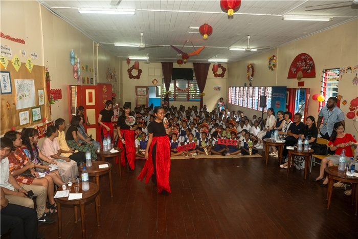 中華學校學生表演扇子舞。