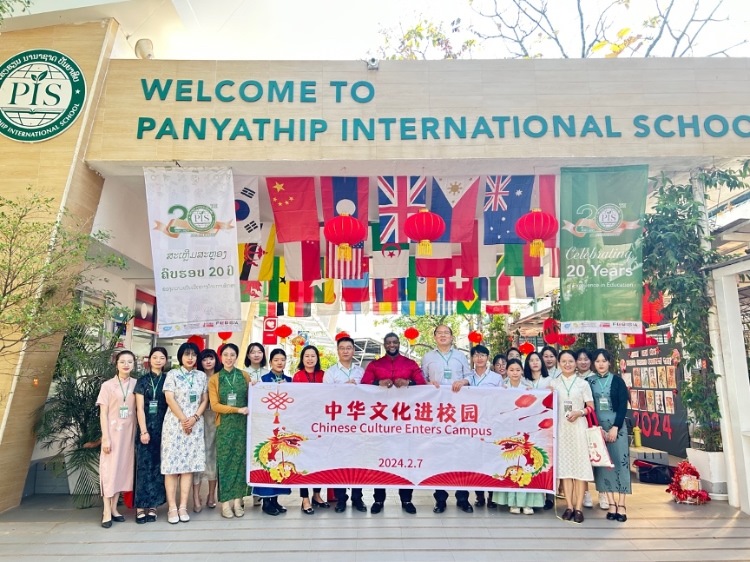 駐老撾使館政治處主任杜長(zhǎng)青與白云碧國(guó)際學(xué)校校方、參會(huì)志愿者教師合影?；顒?dòng)主辦方供圖