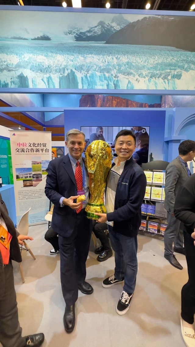 2022年，馬克西米與同事在上海。圖片由受訪者提供