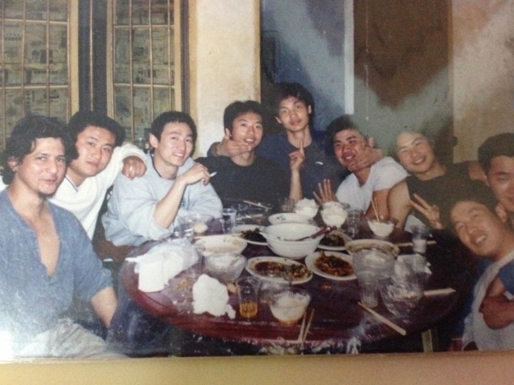 2007 年，卡洛斯·卡斯蒂略（左一）和他的中國朋友在武漢慶祝春節(jié)。圖片由受訪者提供