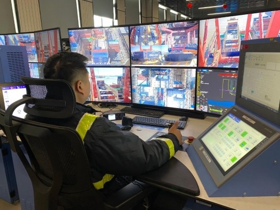 圖為寧波舟山港梅山港區(qū)遠(yuǎn)控操作室內(nèi)，橋吊司機(jī)在遠(yuǎn)程控制橋吊裝卸。新華社記者魏一駿 攝
