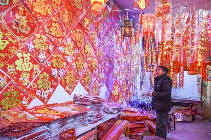 1月21日，在山西省晉中市平遙縣一家市場，市民在選購年貨。新華社發(fā)（梁生仁攝）