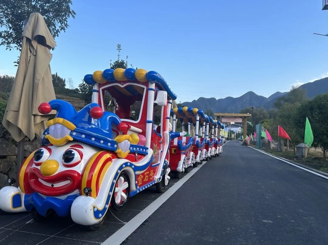 2023年10月，金石村集體出資購買了兩輛無軌觀光小火車。紫陽縣融媒體中心供圖