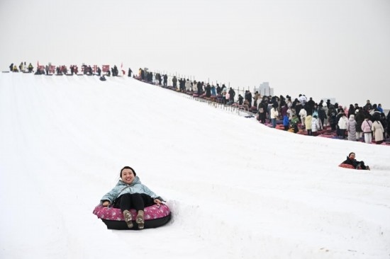 圖為1月18日，市民在內(nèi)蒙古賽馬場(chǎng)滑雪圈。新華社記者 貝赫 攝