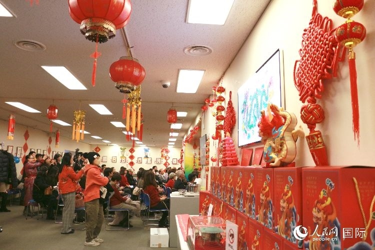 現(xiàn)場洋溢著濃郁的新春氛圍。人民網(wǎng) 許可攝