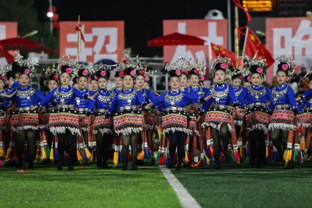 △2024年2月3日，2024年全國“村晚”示范展示活動暨貴州“村超村晚”系列活動之一的民族文化展演，在榕江縣“村超”足球場舉行。