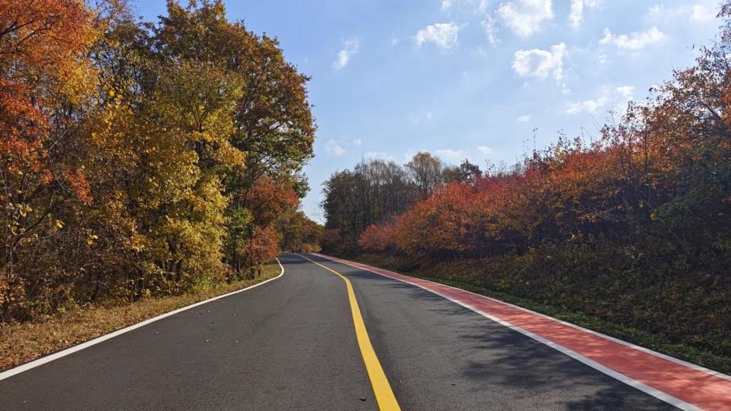 九臺區(qū)圍繞紅色文化、冰雪資源、特色民宿，進一步完善道路功能。九臺區(qū)委宣傳部供圖