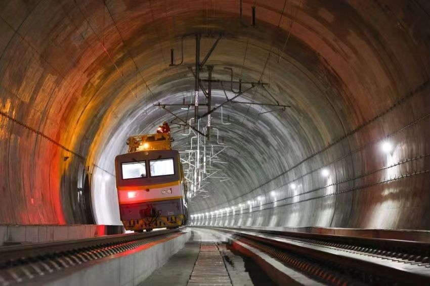 凌晨，接觸網(wǎng)作業(yè)車的燈光紅黃相間。胡鵬攝