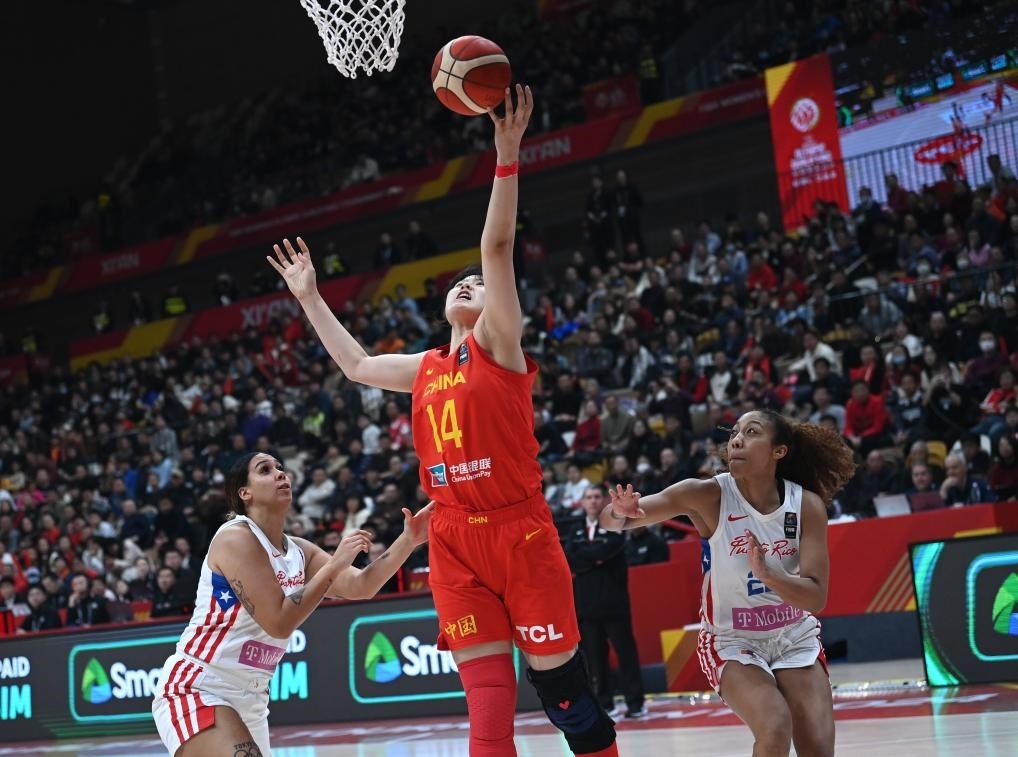 2月11日，中國隊球員李月汝（中）在比賽中上籃。新華社記者 李一博 攝