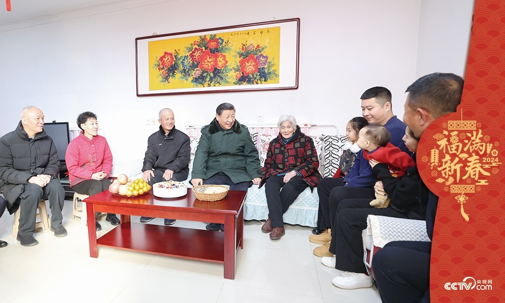 2024年2月1日，習(xí)近平總書記在天津市西青區(qū)辛口鎮(zhèn)第六埠村考察時(shí)，同村民杜洪剛一家人親切拉家常。