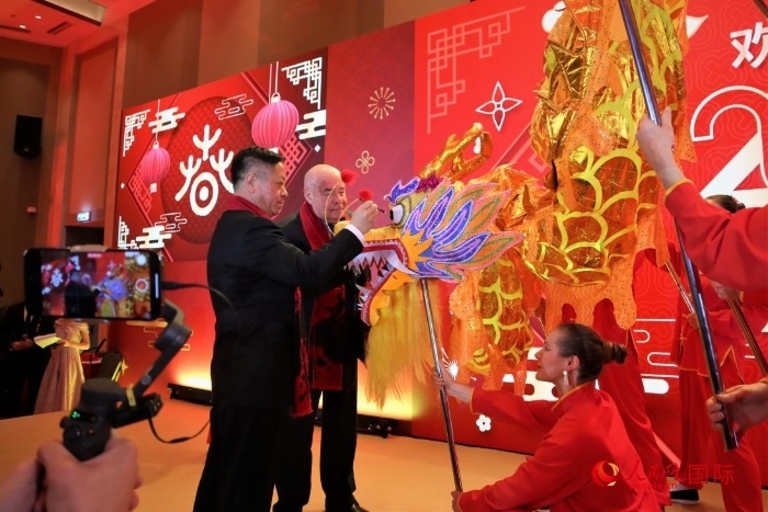 張漢暉（左）、施威特科（右）共同為彩龍點(diǎn)睛。于子恒攝