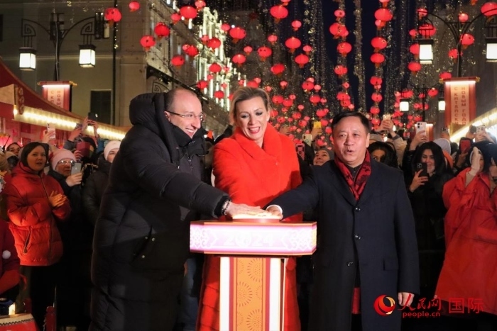 張漢暉、扎哈羅娃、科茲洛夫（從右至左）共同按下活動(dòng)啟動(dòng)按鈕。于子恒攝