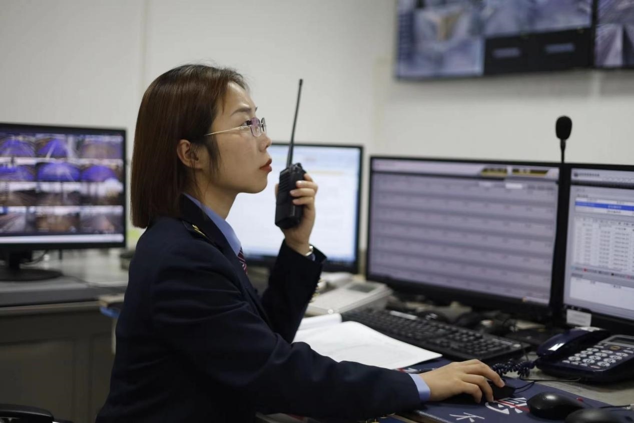 張華正在使用對(duì)講機(jī)溝通客運(yùn)工作情況。蔡紫妍攝